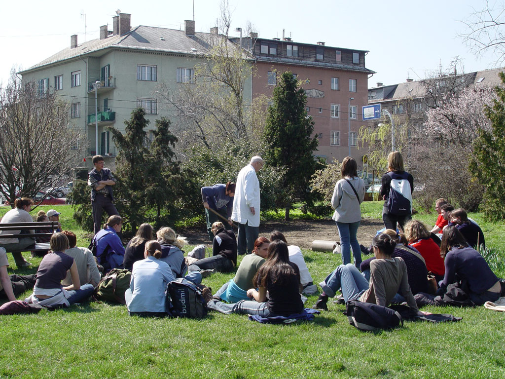 Tóth Imre c. egyetemi docens hallgatói körében a Budai Arborétumban (Fotó: dr. Hámori Zoltán)